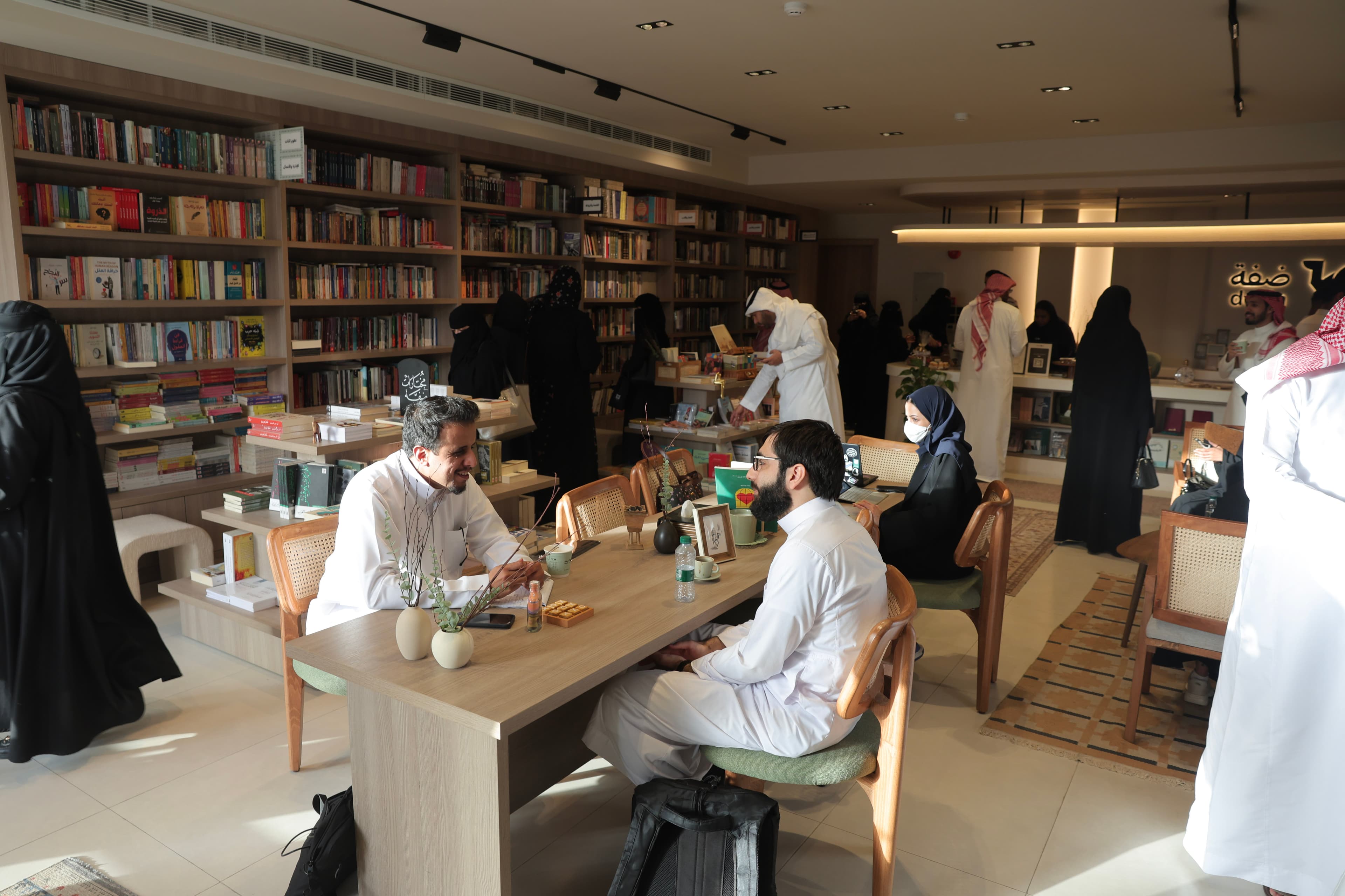 مكتبة ضفة – مساحة للقراءة والاكتشاف